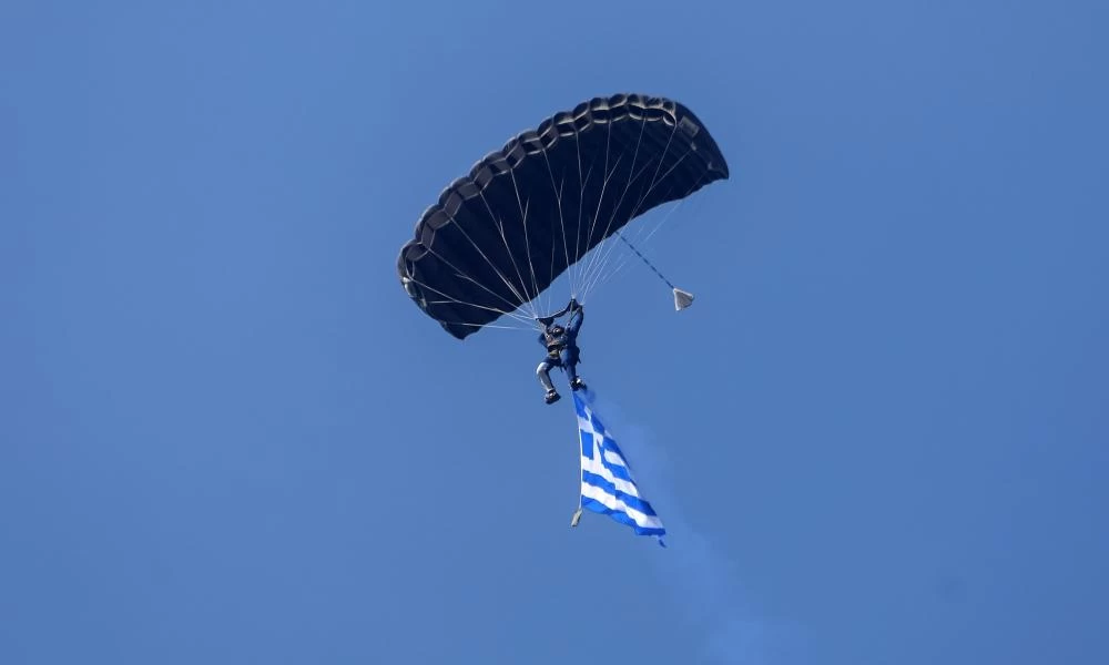 Τα «βλέμματα» κέρδισαν οι αλεξιπτωτιστές που πραγματοποίησαν άλμα ελεύθερης πτώσης στην Θεσσαλονίκη